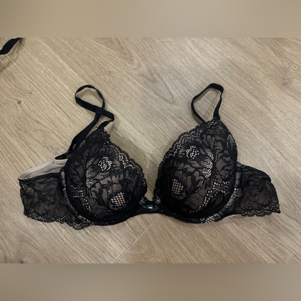 Victoria’s Secret 36B plunge bra